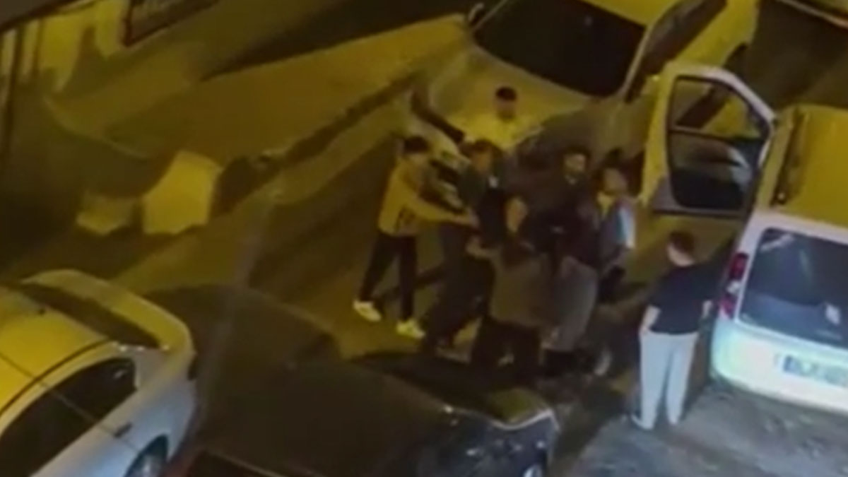 İstanbul'da yol verme tartışması yumruklu kavgaya dönüştü: Yumruklar havada uçuştu
