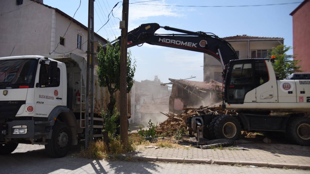 Vatandaşların talebiyle metruk binalar yıkılıyor