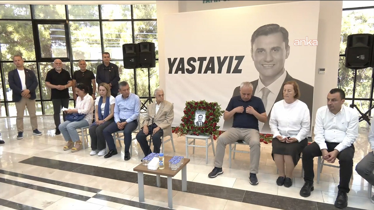 Özgür Özel ile Nurcan Zeyrek, Manisa'da taziyeleri kabul ediyor