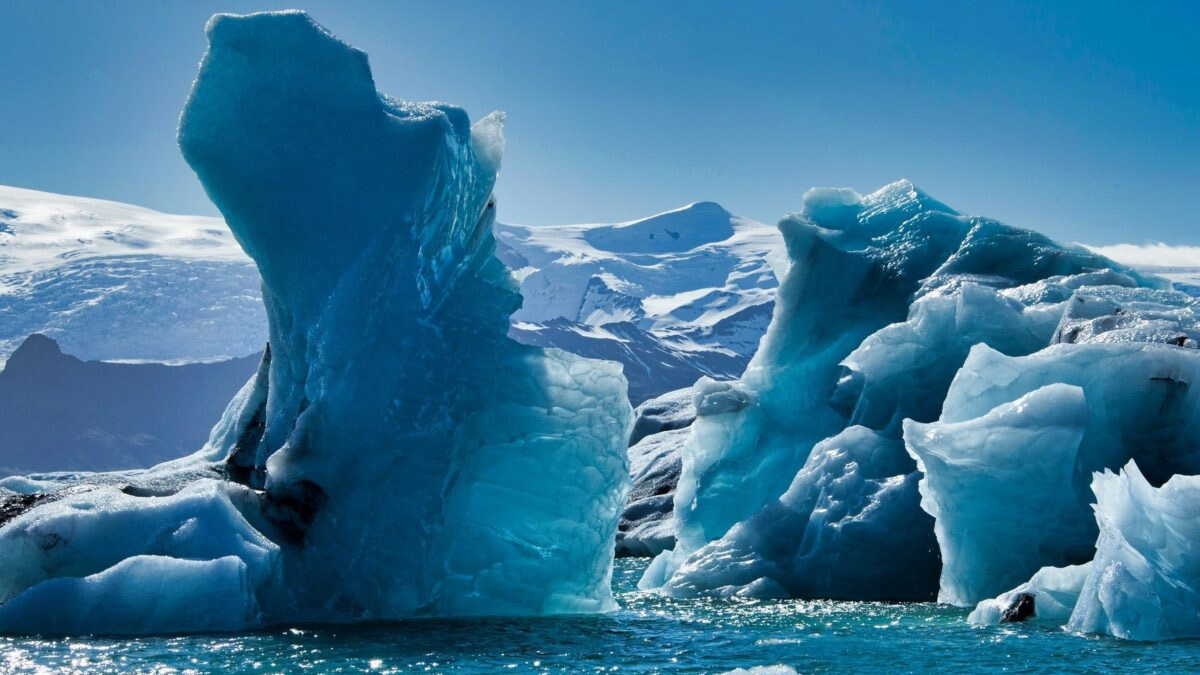 Grönland’da iklim felaketi: 100 yılda bir görülen sıcaklık buzulları 17 kat hızlı eritti