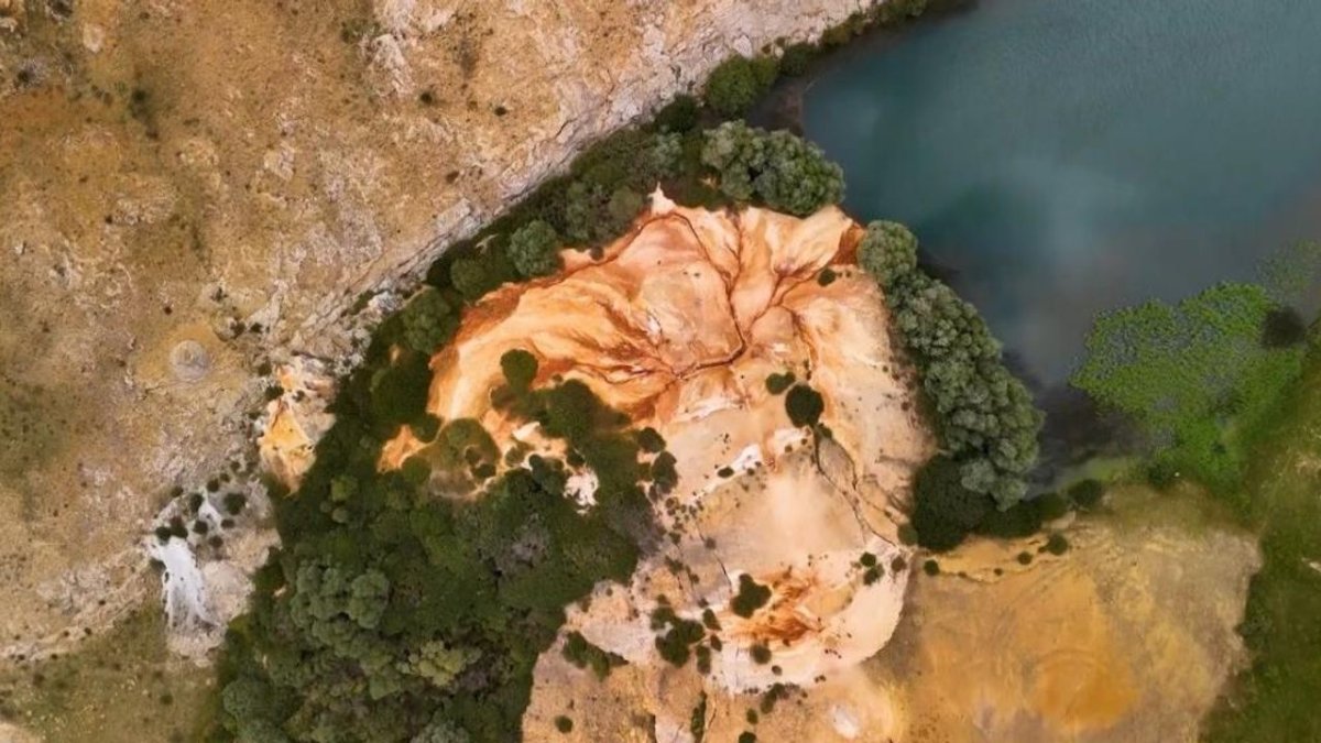 Dünyada bir eşi daha yok: Otlukbeli Gölü’nün gizemli kırmızısı görenleri büyülüyor
