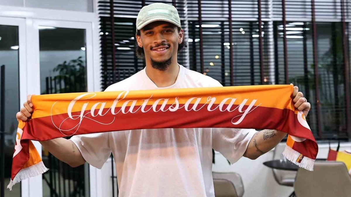 Galatasaray'da Leroy Sane coşkusu: Yıldız futbolcuyu yüzlerce taraftar karşıladı