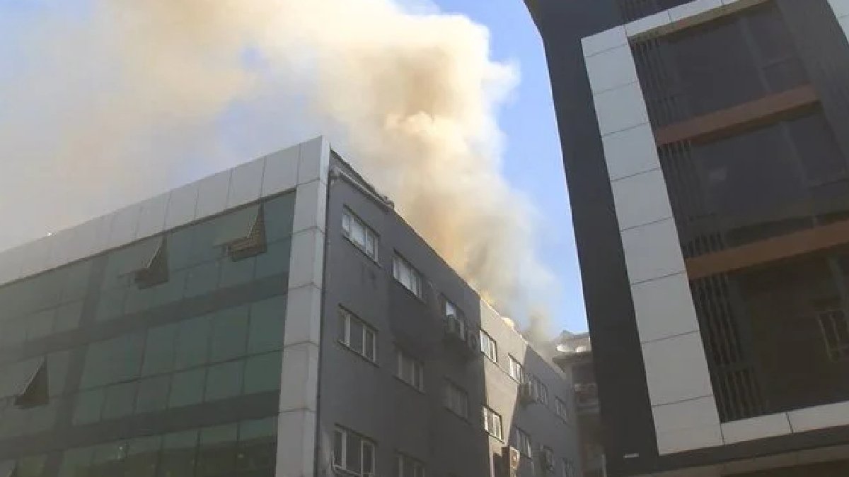 İstanbul'da 4 katlı iş merkezinde yangın