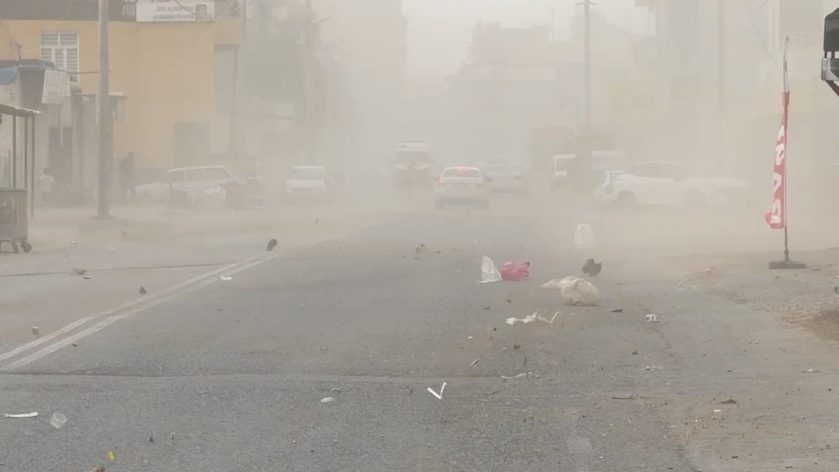 Meteoroloji uyarmıştı! Daha dün sıcaktan kavrulan il bir anda kışa döndü: Çatılar, direkler, çanaklar... Fırtına her şeyi uçurdu