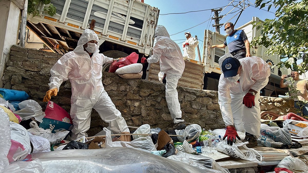 Kocaeli'de dubleks daireden kamyonlar dolusu çöp çıkarıldı