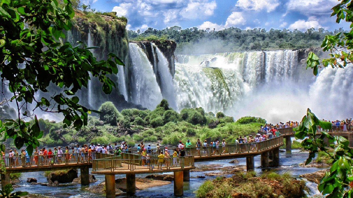 Ekonomik krizle boğuşuyor, fiyatlar gezginleri cezbediyor! Kriz ülkesi yeni cazibe merkezi oldu! Ucuz bulan koşuyor