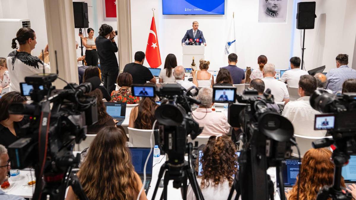 Başkan Tugay Büyükşehir’in yeni personel politikasını açıkladı: “İşe alımları Halk Komitesi denetleyecek”