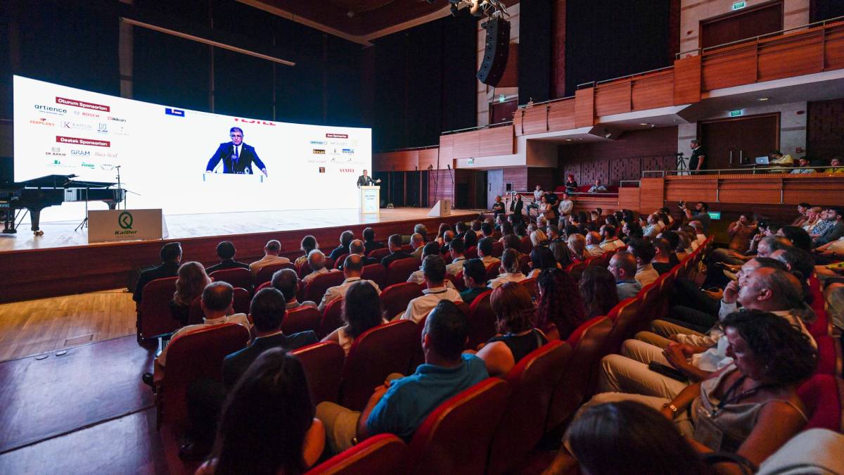 Başkan Tugay: Bilinçli olmalı,  güzel bir ülke için hep birlikte çalışmalıyız