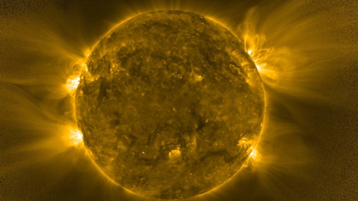 Güneş’in güney kutbu ilk kez uzaydan böyle görüntülendi