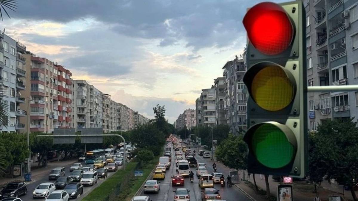 İşte Türkiye'nin en uzun kırmızı ışığı! Dakikalarca yanan kırmızı ışıkta önce spor yaptı, sonra arabayı temizledi...