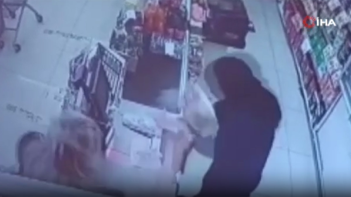 Market çalışanları arasında tartışma kavgaya dönüştü: Şiddet anı kamerada