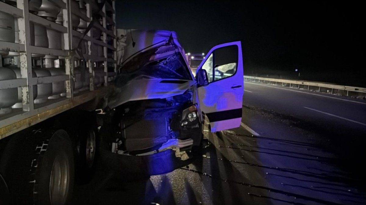 Bolu'da tüp yüklü kamyonla minibüs çarpıştı: 16 kişi yaralandı