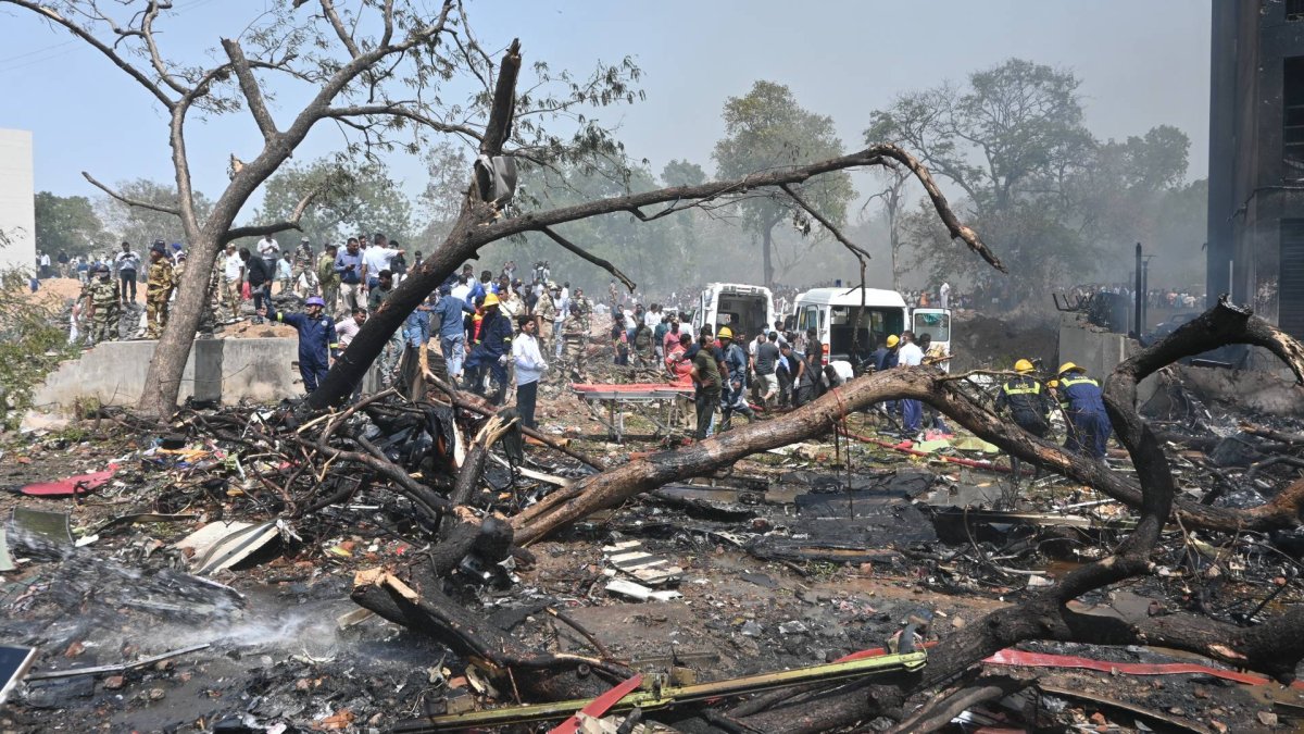 Hindistan'daki uçak kazasında kara kutu bulundu: En az 266 kişi hayatını kaybetti