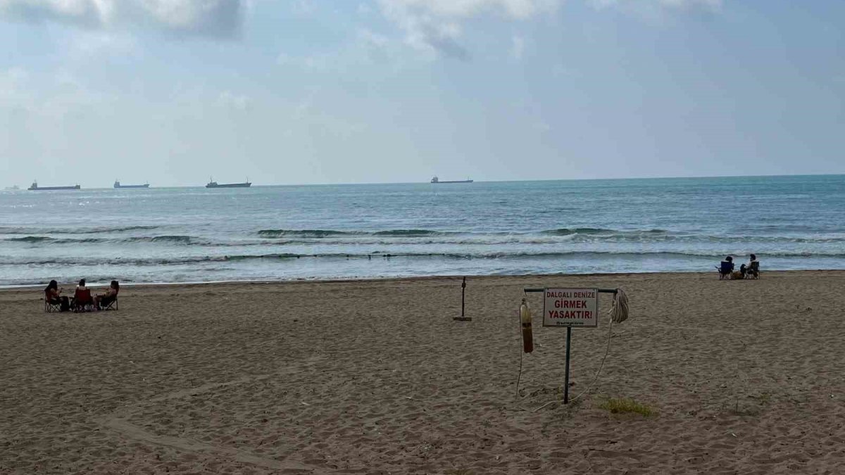 Denize girmek için gidenler oturup piknik yaptı! Kırmızı bayraklar çekildi: Denize girmek yasaklandı