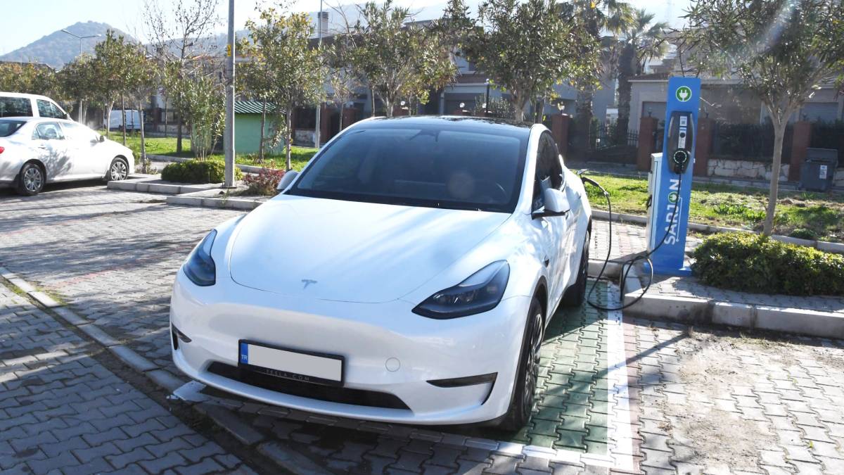 Elektrikli araç şarj istasyonları ile 1400 ağaca bedel temiz enerji