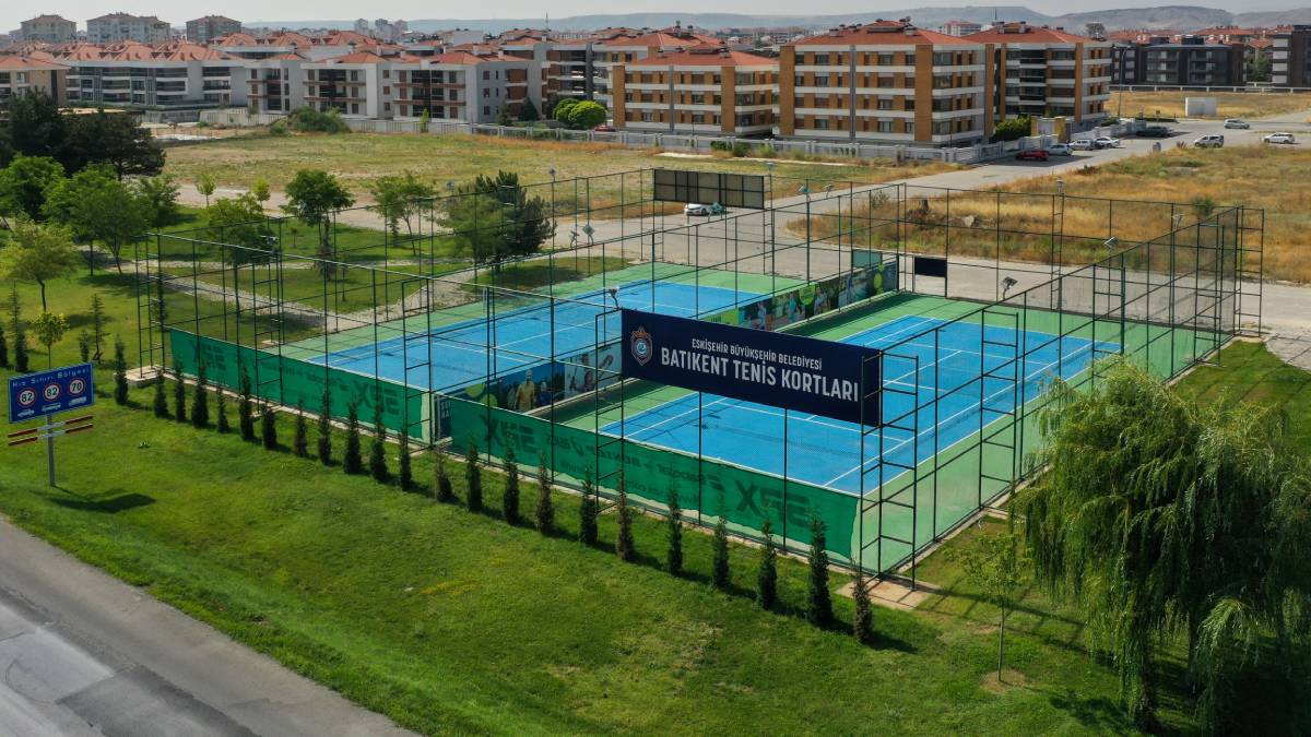 Çocuklar ve yetişkinler için tenis kursu kayıtları başlıyor