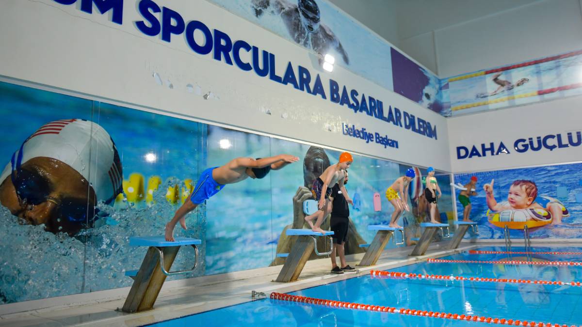 Esenyurt Belediyesinden çocuk ve gençlere yüzme fırsatı!