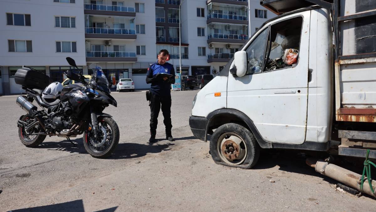 Bayraklı'da hurda araçlar kaldırılıyor