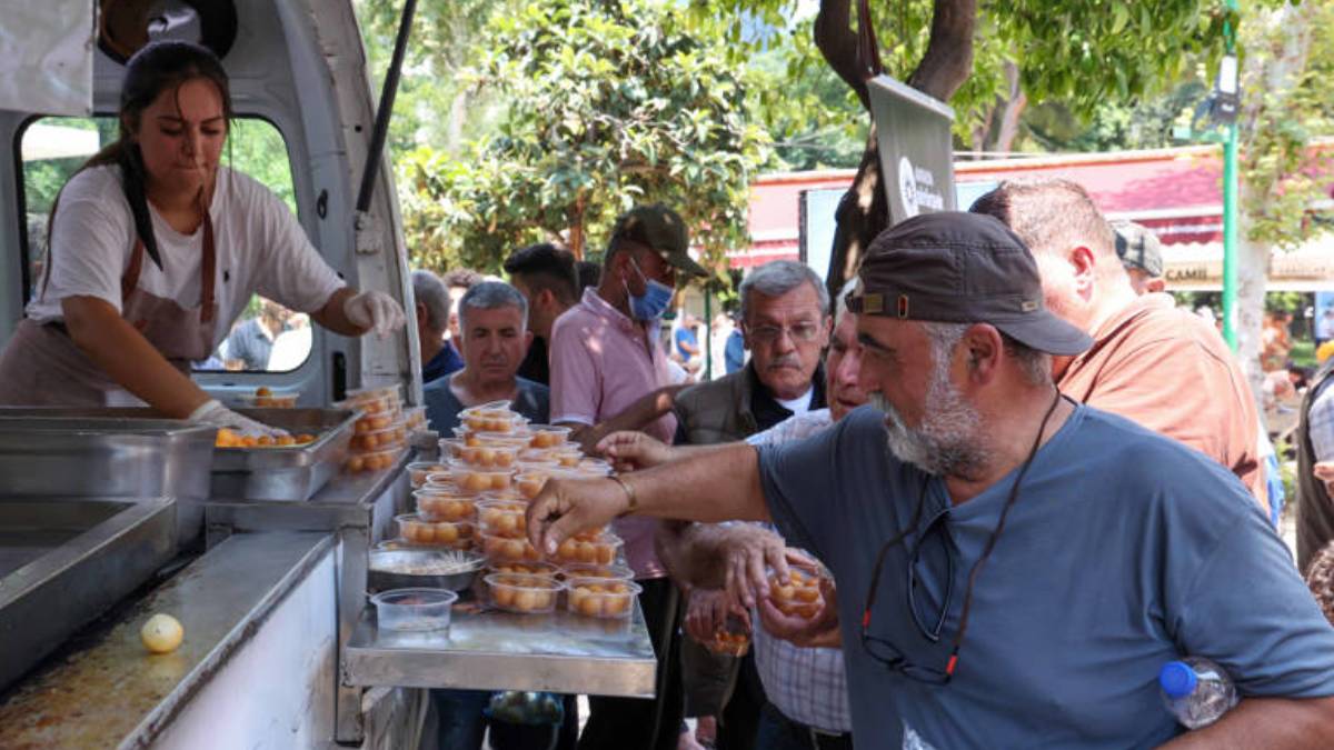 Antalya Büyükşehir Belediyesi’nden Ferdi Zeyrek için lokma dağıtımı