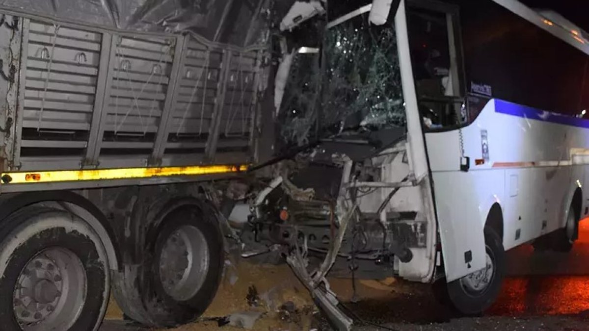 Manisa'da işçi servisi park halindeki TIR’a çarptı: 20 yaralı, 5 kişinin durumu ağır