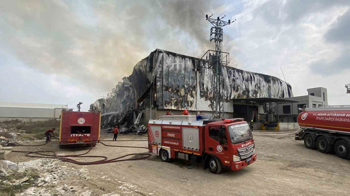 Mersin'de pamuk deposunda yangın