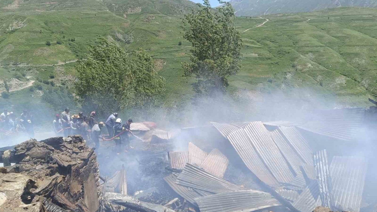 Van'da ev yangını: Dumandan zehirlenen 14 yaşındaki çocuk öldü