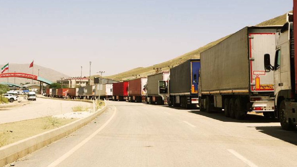 İran'a açılan Esendere Gümrük Kapısı'nda 5 kilometrelik TIR kuyruğu