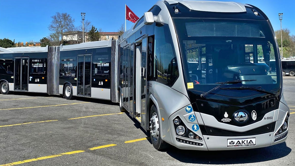 13 istasyonlu metrobüs hattında durak montajları başladı! Sakarya yollarının metrobüsle buluşmasına geri sayım