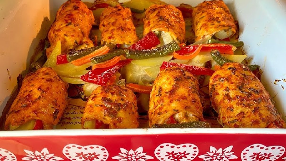 Pratik ama gösterişli! Deneyen herkes tam not veriyor! İşte biberli tavuk rulosu tarifi…