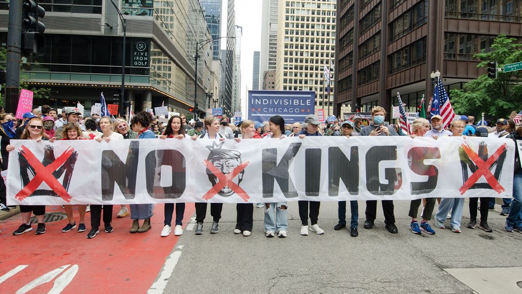 Milyonlarca Amerikalı 'krallara hayır' diye haykırdı: Doğum günü merakı Trump’ın başına bela oldu