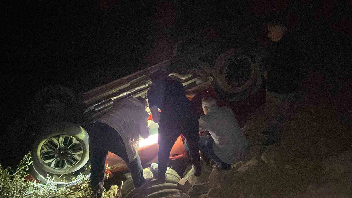 Erzincan'da otomobil su kanalına uçtu: 4 yaralı