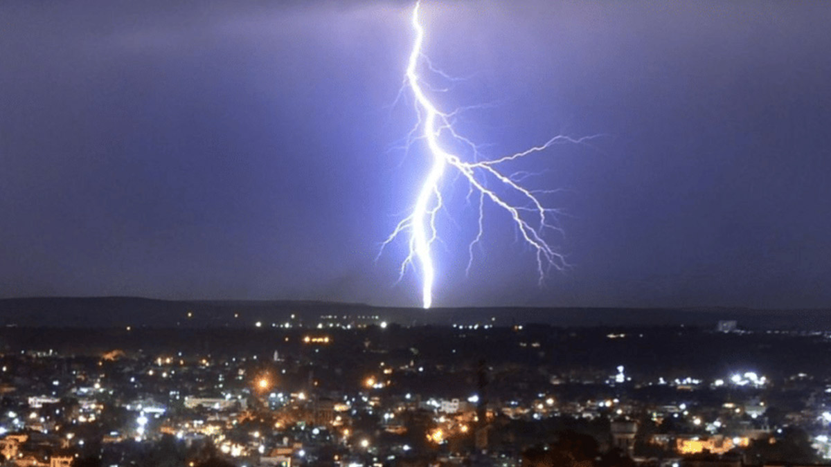 Hindistan'da yıldırım düşmesi nedeniyle 9 kişi hayatını kaybetti