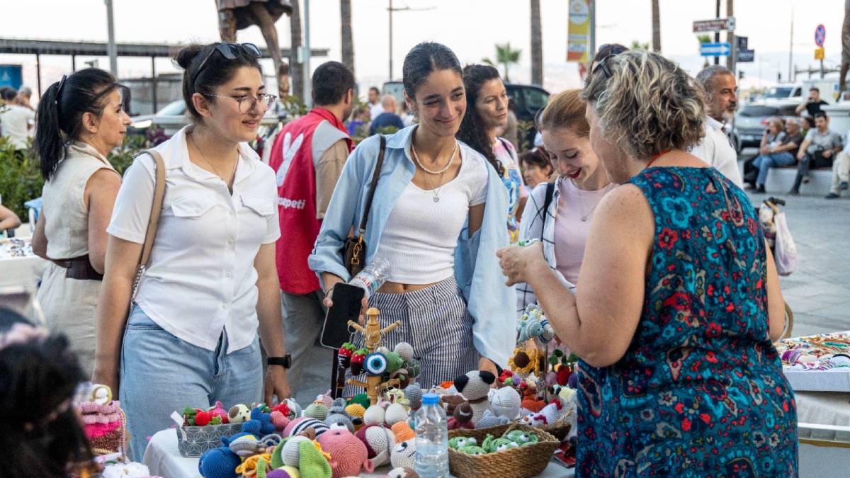 Karşıyaka’da El Emeği Gece Pazarı geri döndü
