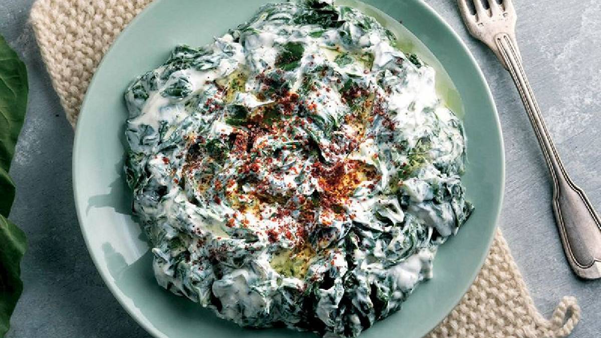 Anadolu’nun serinletici lezzeti sofralara geliyor! Ne mezeye benzer ne salataya: İşte enfes borani tarifi…