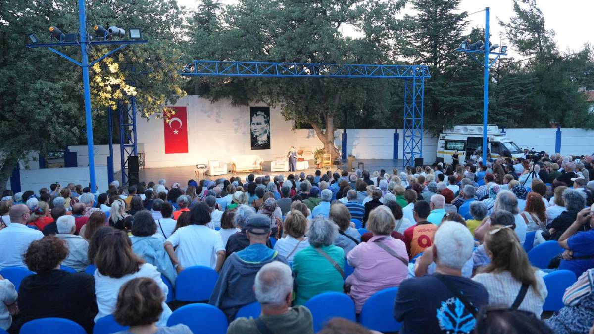 “Düşten Düşünceye Zamansız Kadınlar” gösterimi Burhaniye’de gerçekleştirildi