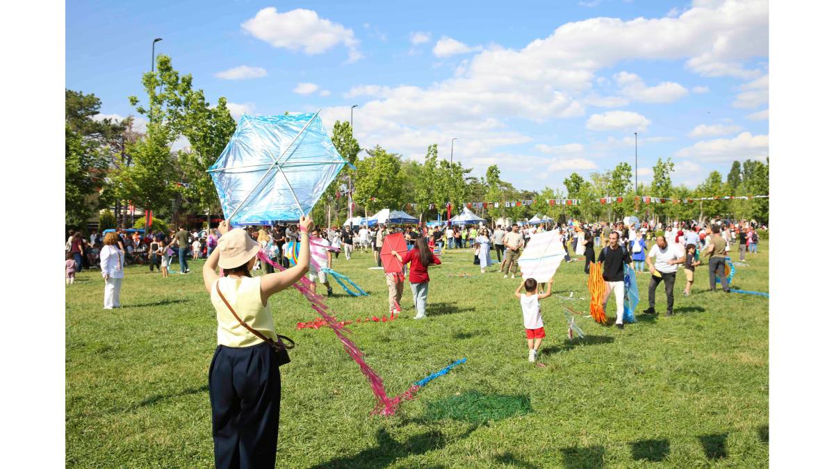 Akın’ın hayali Ankara Büyükşehirle gerçek oldu: Uçurtmalar ve balonlar babası için gökyüzüne bırakıldı