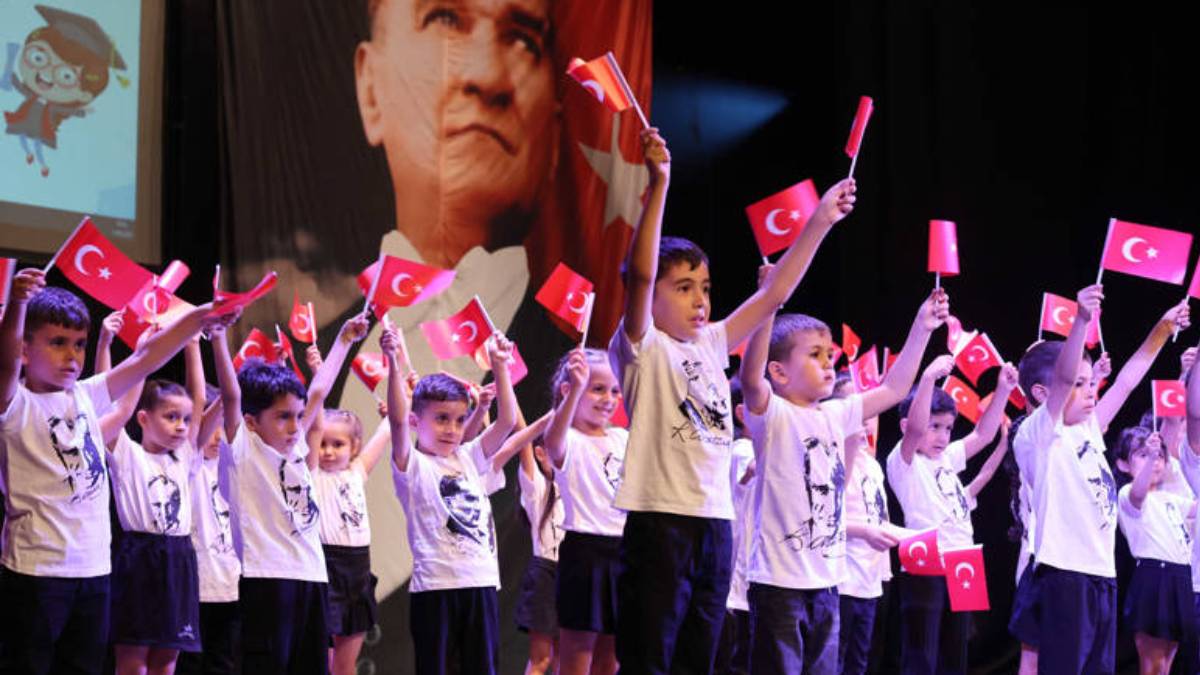 208 öğrenci kep fırlatıp mezun oldu