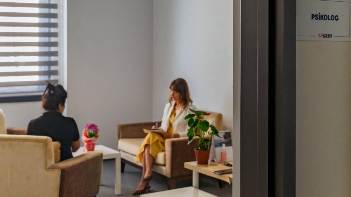O ilimizde sağlıkta hizmet atağı... İZSEM vatandaşlara ücretsiz psikolojik destek sağlıyor