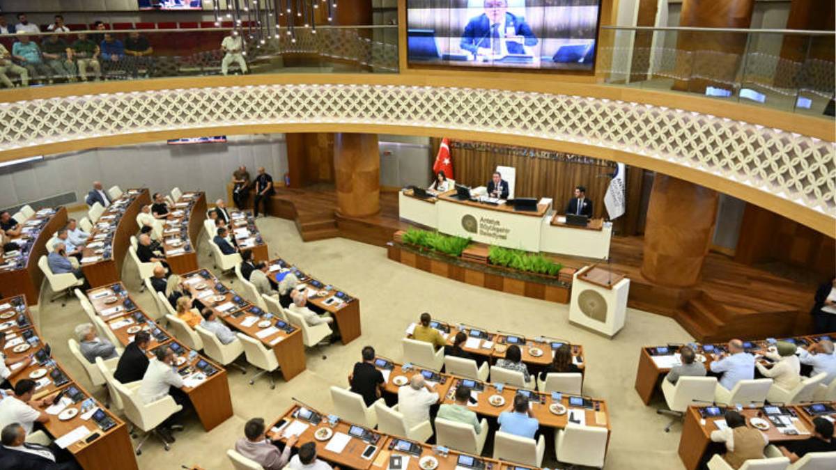 Belediye binasına posteri asıldı, meclis toplantısında Fatiha okundu
