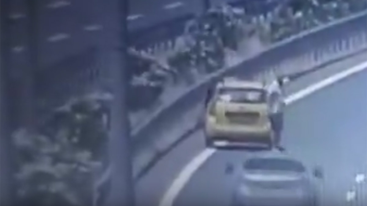 İzmir'de feci kaza! Otoyolda sol şeritte bekleyen taksiye otomobil çarptı: 1 ölü