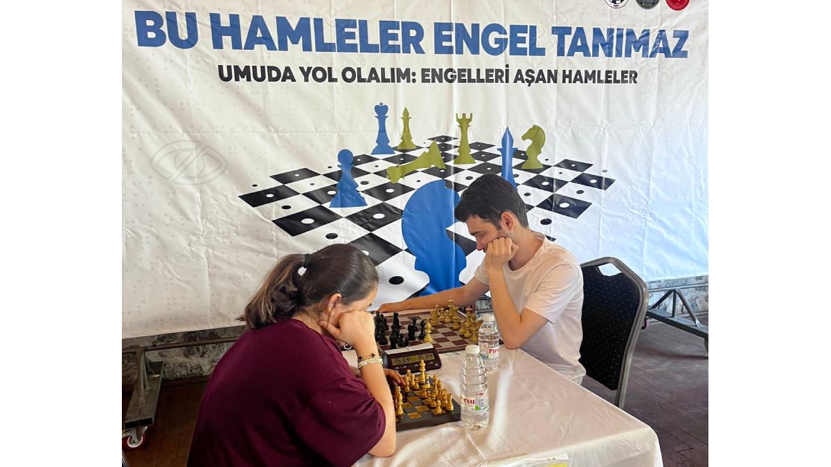 Satranç turnuvasında hamleler engelleri aştı