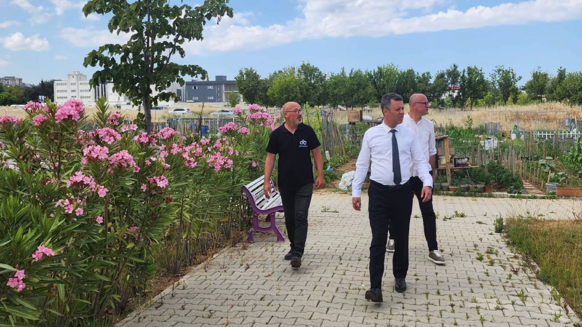 Başkan Sarıkurt, hobi bahçesini ziyaret etti