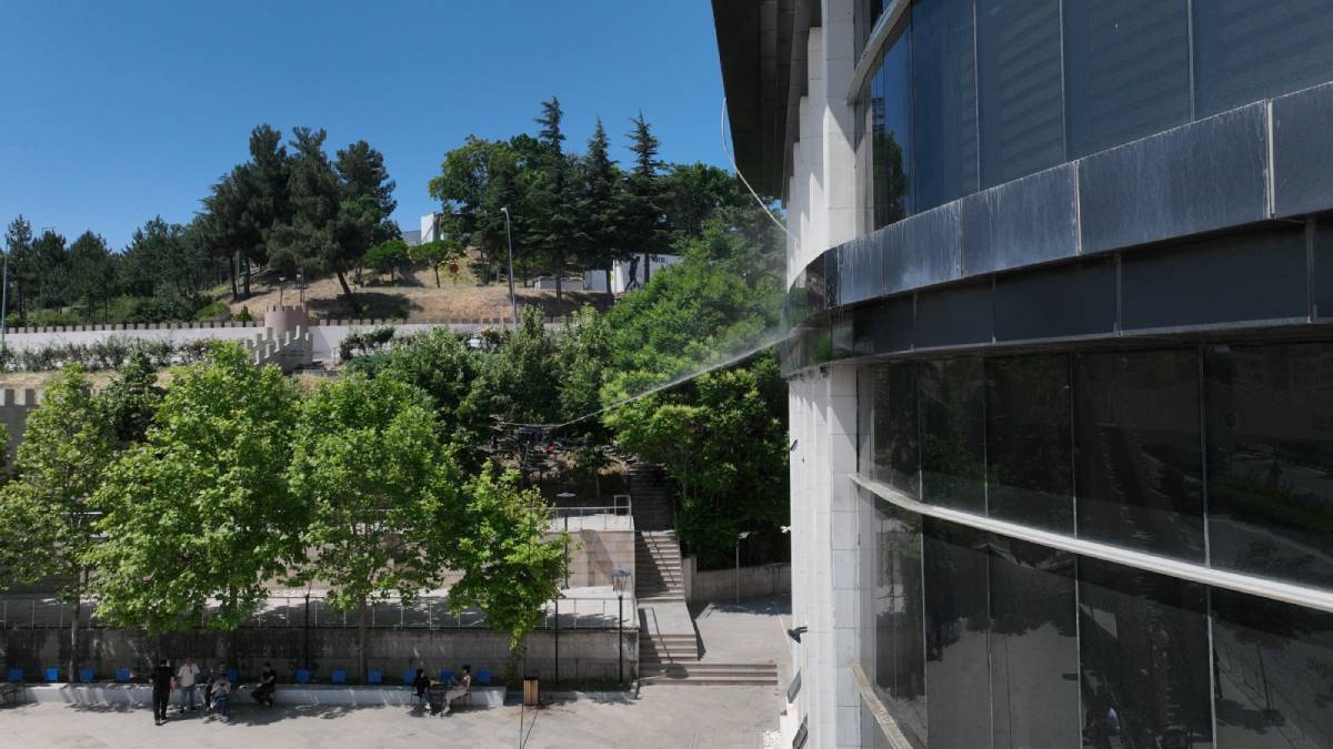 Camlar drone ile yıkanarak temizlendi