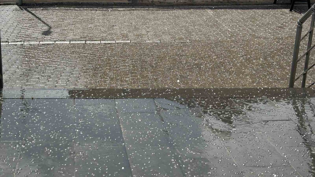 Haziran ortasında dolu kabusu: Sokaklar suyla doldu, hayat kısa sürede durma noktasına geldi