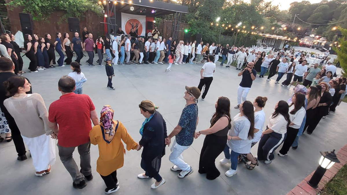 Arhavililer yazı horonla karşıladı: İSTAD'dan coşku dolu yaz festivali