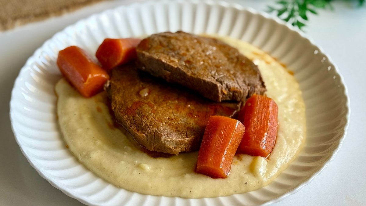 7’den 70’e herkes bayılıyor! Patatesin et ile birleştiği unutulmaz tat! İşte patates püreli dana rosto tarifi…