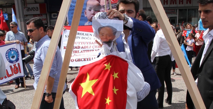 Balıkesir'deki eylemde 
Mao'yu astılar