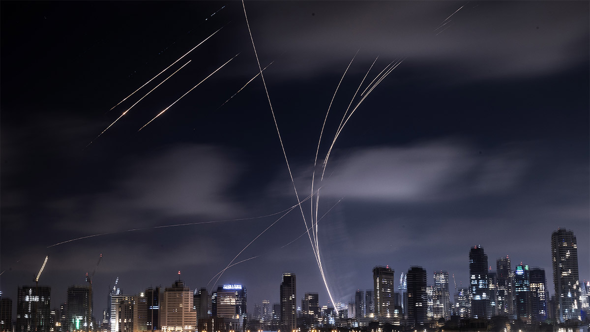 İran’dan yeni füze saldırısı: Tel Aviv semalarında sirenler çalıyor