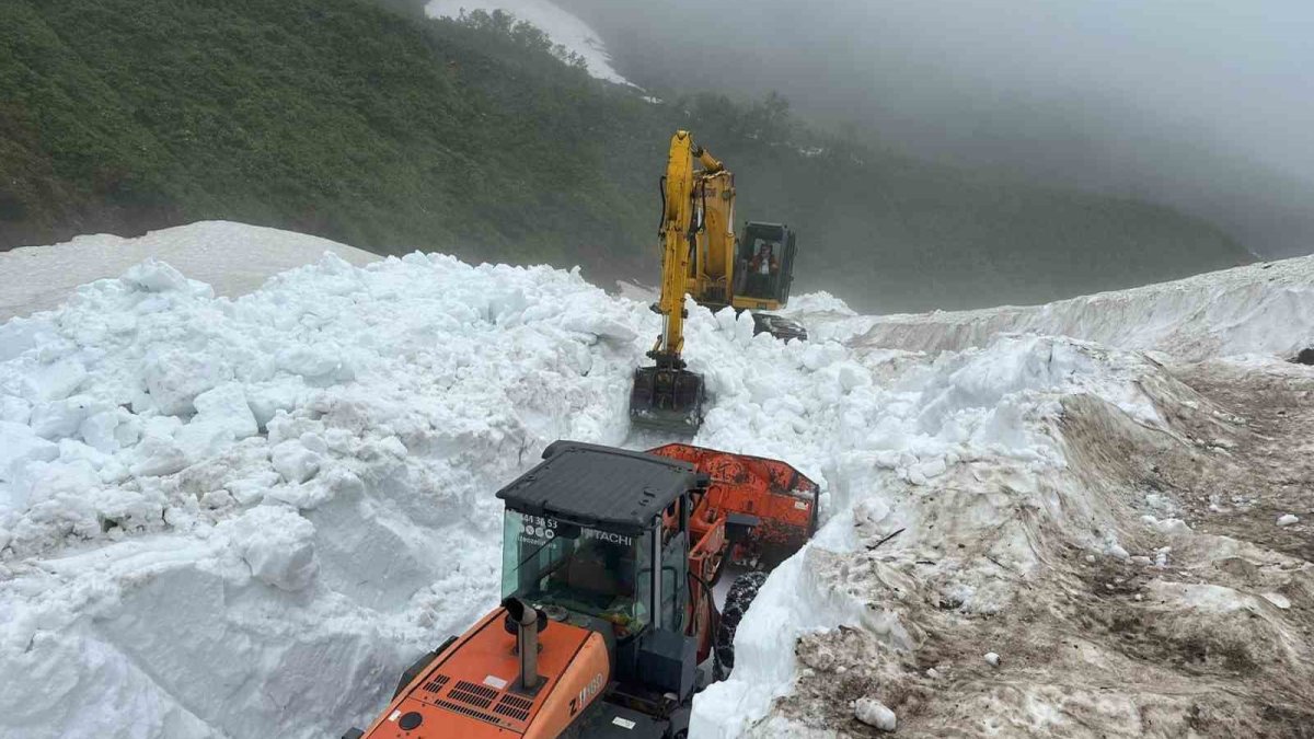 Haziran ayında kar temizliği: O ilimizde çığlar yolları kapattı
