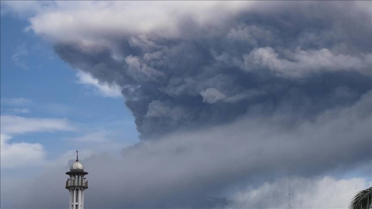 Endonezya'da yanardağ patlaması: Uluslararası uçak seferleri iptal